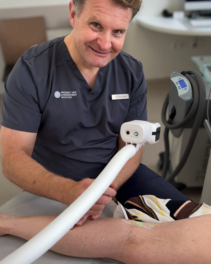 Dr. Matthias Wahn mit Laser-Handstück am Behandlungsstuhl