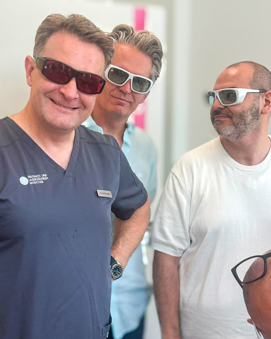 Dr. Matthias Wahn mit Workshop-Teilnehmern und Laserschutzbrillen